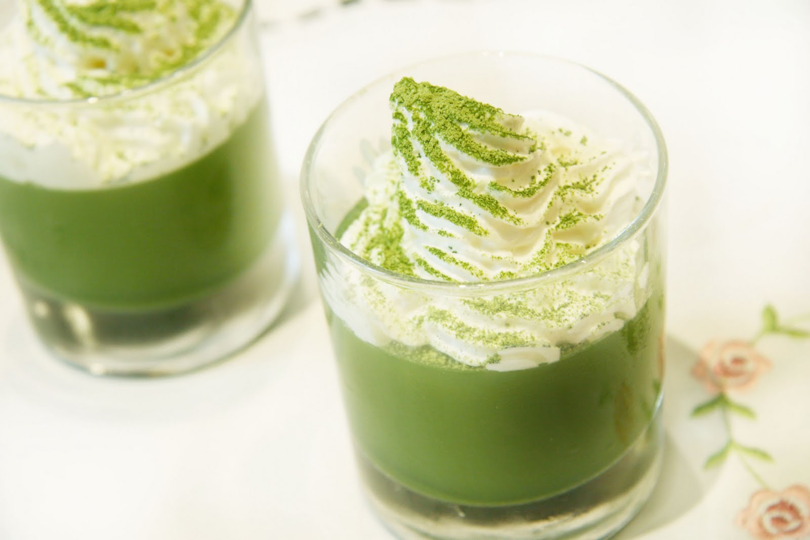 Фисташковый раф. Matcha Green Tea. Матча Грин ти. Matcha Green Tea Tiramesu. Десерт с зеленым чаем.